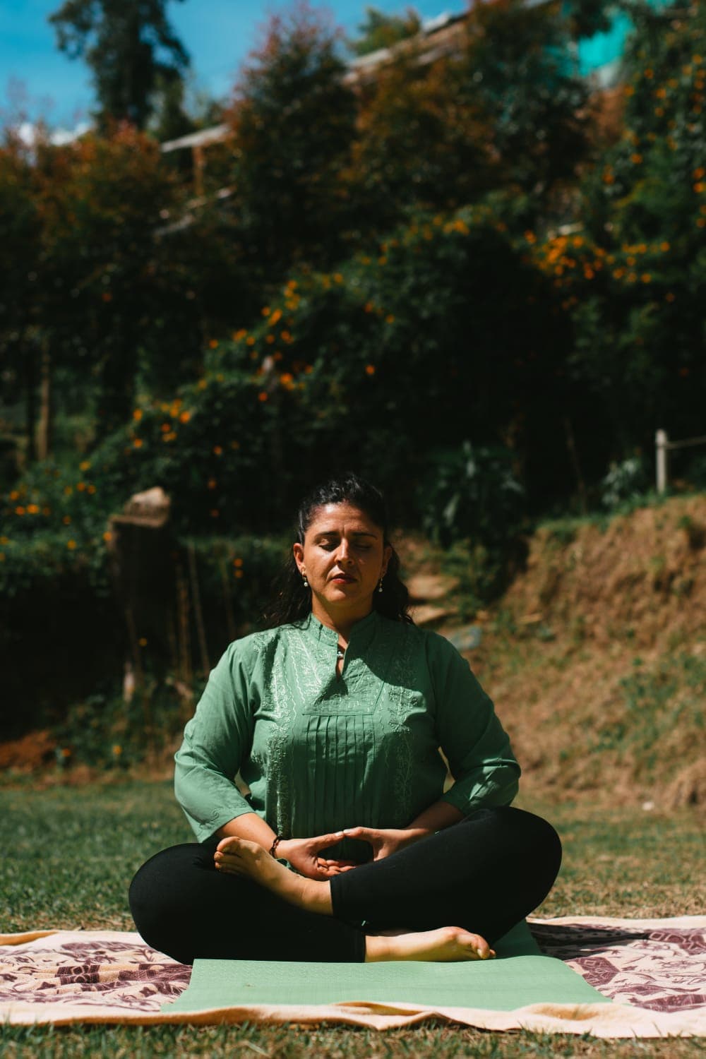 Persona meditando en naturaleza al atardecer